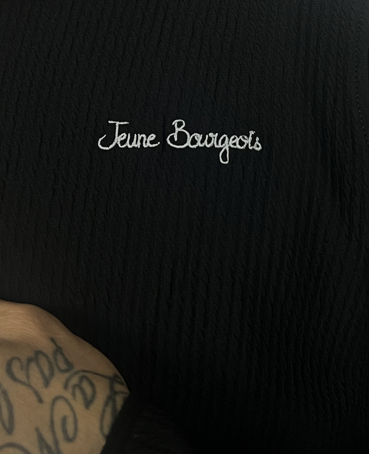 Jeune Bourgeois Chemise noir plissé col officier oversize col mao poignée resséré manche longue 