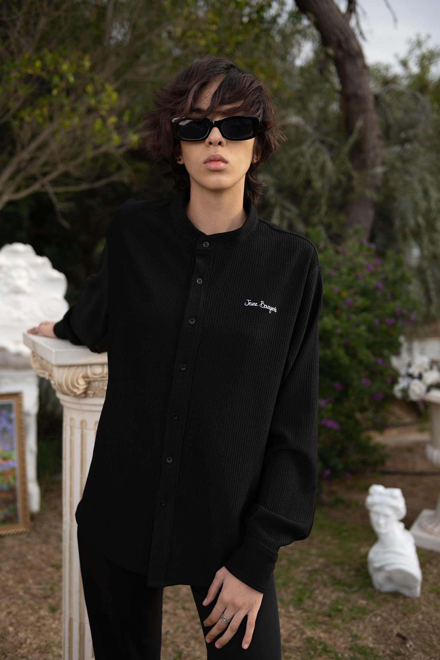 Jeune Bourgeois Chemise noir plissé col officier oversize col mao poignée resséré manche longue 